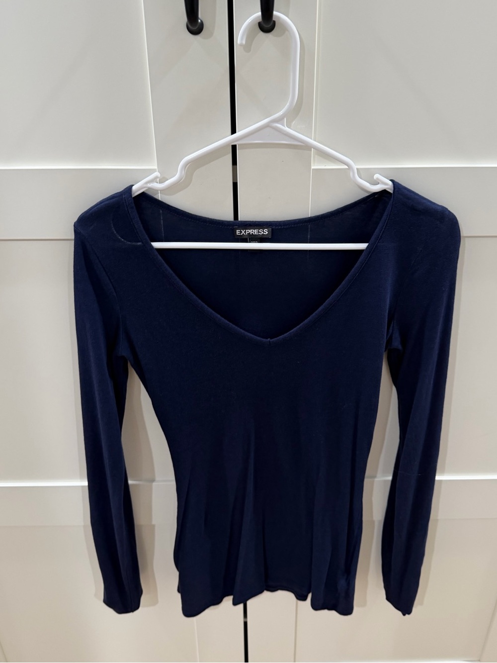 Express Women’s Navy Long-Sleeve V-Neck Top. Size XS.